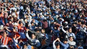 Miles de bailarines interpretan polka durante Polka Monumental 2026 en Chihuahua, evento que reunió 3 mil 754 participantes.