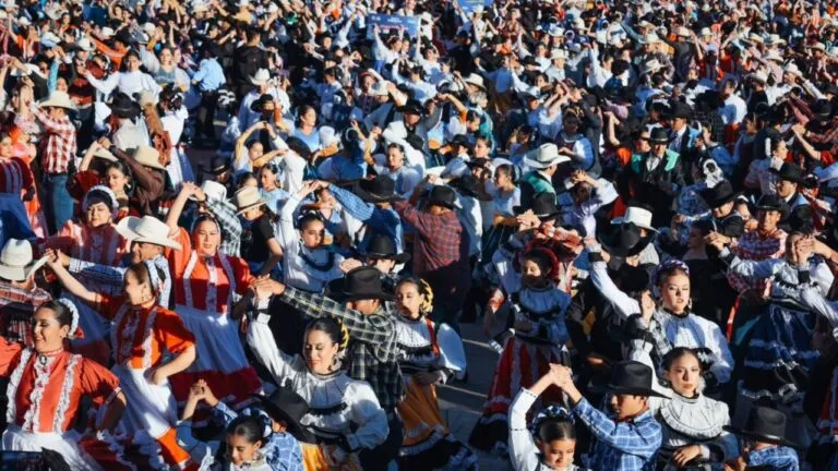 Miles de bailarines interpretan polka durante Polka Monumental 2026 en Chihuahua, evento que reunió 3 mil 754 participantes.