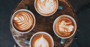 Cafés en Chihuahua con baristas preparando café de especialidad en ambientes modernos y acogedores