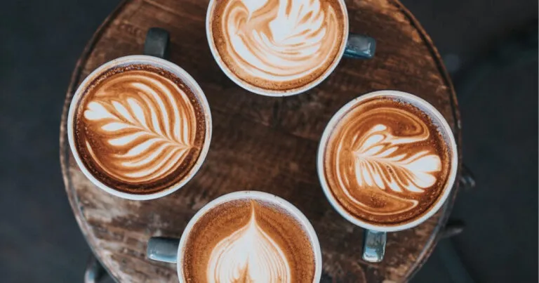 Cafés en Chihuahua con baristas preparando café de especialidad en ambientes modernos y acogedores