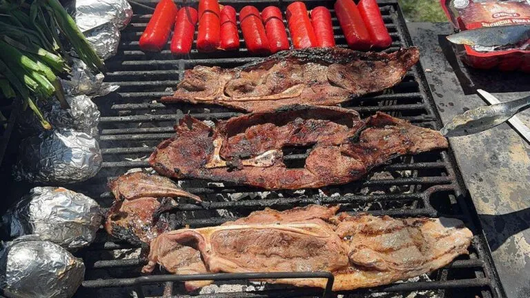 carne asada en Chihuahua con reunión familiar y parrilla que representa tradición y comunidad