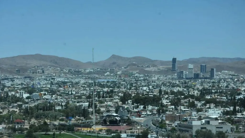 Paisaje urbano de Chihuahua con cielo despejado y ráfagas de viento que reflejan el clima fresco provocado por el frente frío en el estado.