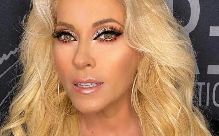 conciertos en Chihuahua abril con escenario iluminado y público disfrutando música en vivo