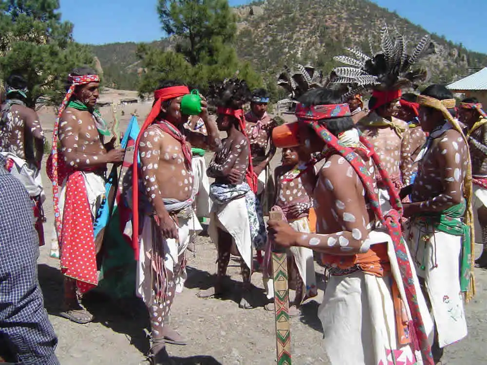 Cultura rarámuri Chihuahua muestra tradiciones, vestimenta y vida en la Sierra Tarahumara que fortalecen la identidad del estado