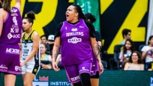 Danielle Adams durante un partido con Adelitas de Chihuahua destacando como líder y máxima anotadora del equipo en la LNBP Femenil.