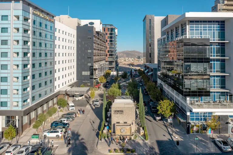 Distrito 1 en Chihuahua con arquitectura moderna, restaurantes y espacios de lujo urbano