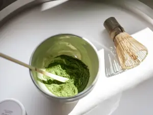 Bebida de mejor matcha en Chihuahua en café moderno con latte verde y presentación estética