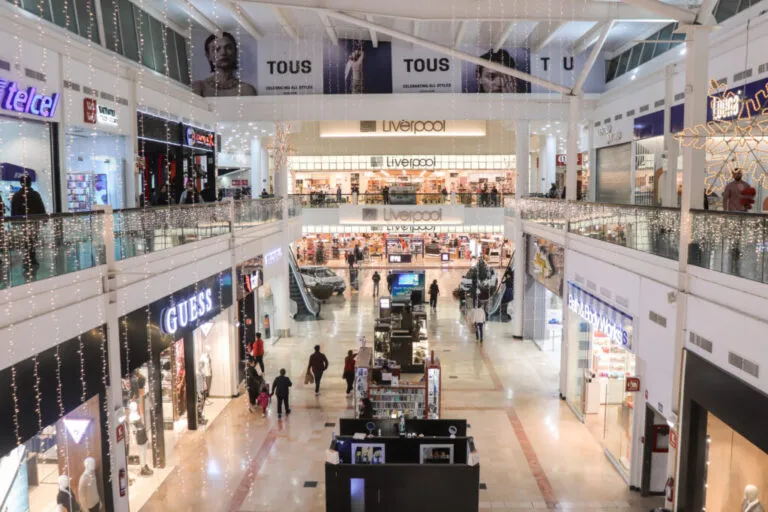Centro comercial de moda en Chihuahua con tiendas internacionales, ambiente moderno y experiencia de compras completa