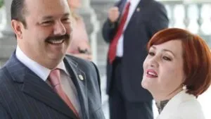 César Duarte junto a su esposa en un evento oficial, imagen relacionada con el caso de la esposa de César Duarte y su situación legal en Estados Unidos.