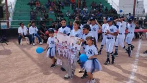 Jugadores infantiles desfilan en inauguración de Liga de Beisbol Infantil Niños Héroes en Ciudad Juárez con familias presentes.