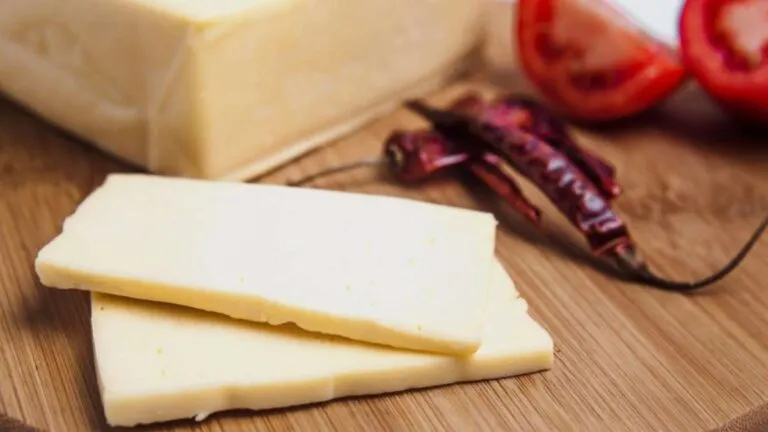 queso Chihuahua destaca por su origen menonita, sabor suave y textura ideal para derretir en platillos mexicanos