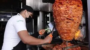 tacos al pastor en Chihuahua destacan por su sabor auténtico y trompo tradicional en taquerías locales