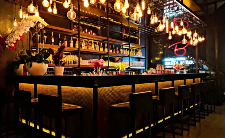 vida nocturna en Chihuahua con bares modernos, luces y ambiente urbano nocturno