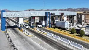 Caseta de cobro en carretera de Chihuahua con nuevas tarifas de peaje aplicadas en 2026 para automóviles y transporte.