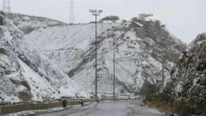 Carretera en Chihuahua cubierta por nevada durante Semana Santa con presencia de hielo y operativo de seguridad vial.