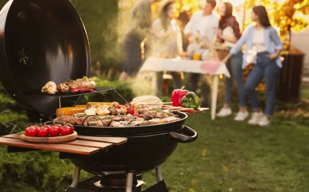 Tradiciones gastronómicas en México con platillos típicos como pozole, carne asada y comida casera en convivencia familiar
