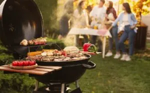 Tradiciones gastronómicas en México con platillos típicos como pozole, carne asada y comida casera en convivencia familiar