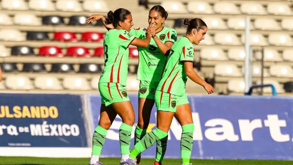 Jugadoras disputan el partido Chivas vs Bravas de Juárez en un duelo decisivo del Clausura 2026 de la Liga MX Femenil.