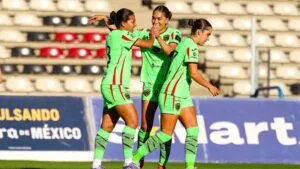 Jugadoras disputan el partido Chivas vs Bravas de Juárez en un duelo decisivo del Clausura 2026 de la Liga MX Femenil.