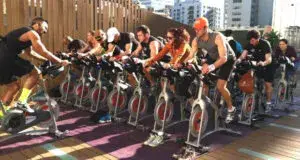 clases de giro en Chihuahua con entrenamiento indoor cycling, luces y música en estudios boutique