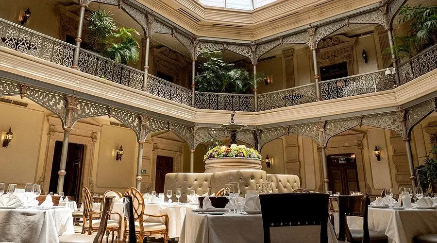 Entrada concurrida de restaurante tradicional en Chihuahua con personas esperando mesa afuera de La Casona