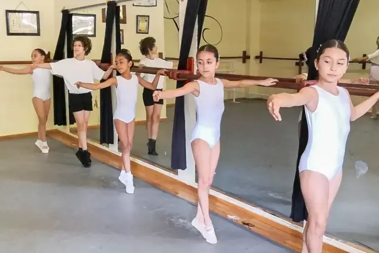 escuelas de ballet en Chihuahua con estudiantes en clase técnica frente a espejos y barras