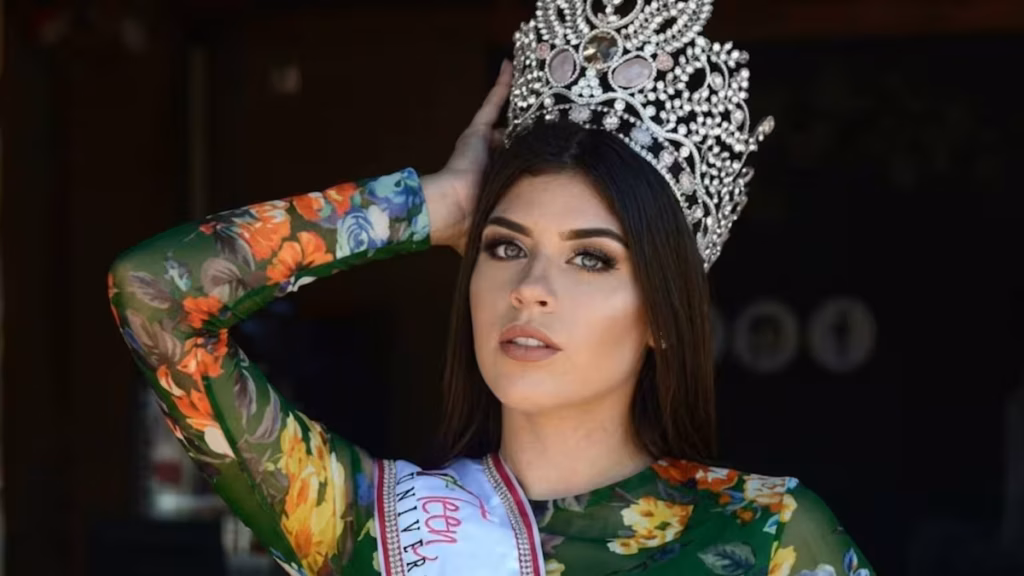 Feminicidio de reina de belleza en México con enfoque en violencia familiar y contexto social en Chihuahua Prompt para IA: Imagen editorial sobria y profesional que represente violencia de género en México, ambiente urbano en Chihuahua, iluminación dramática y respetuosa, estilo fotorealista, sin texto, formato horizontal, alta resolución optimizada para web IMPORTANTE: La imagen debe elaborarse como portada al final del artículo. Fuentes consultadas Medios nacionales de México Reportes policiales recientes