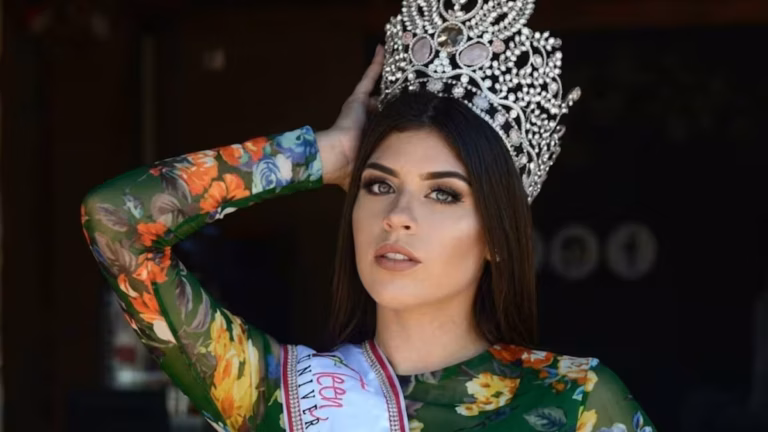 Feminicidio de reina de belleza en México con enfoque en violencia familiar y contexto social en Chihuahua Prompt para IA: Imagen editorial sobria y profesional que represente violencia de género en México, ambiente urbano en Chihuahua, iluminación dramática y respetuosa, estilo fotorealista, sin texto, formato horizontal, alta resolución optimizada para web IMPORTANTE: La imagen debe elaborarse como portada al final del artículo. Fuentes consultadas Medios nacionales de México Reportes policiales recientes