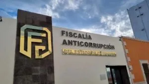 Elementos de la Fiscalía Anticorrupción realizan operativo en Chihuahua por caso de desvío de medicamentos oncológicos.