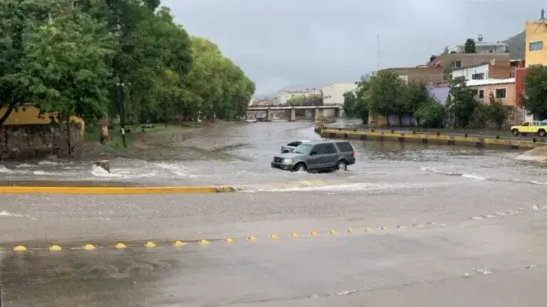 Ráfagas de viento y tolvaneras en carretera de Chihuahua por efectos del frente frío 45 durante el fin de semana.