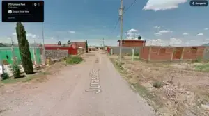 Calle Jurassic Park Chihuahua con dinosaurios gigantes que atrae turismo local y visitantes familiares en un entorno temático