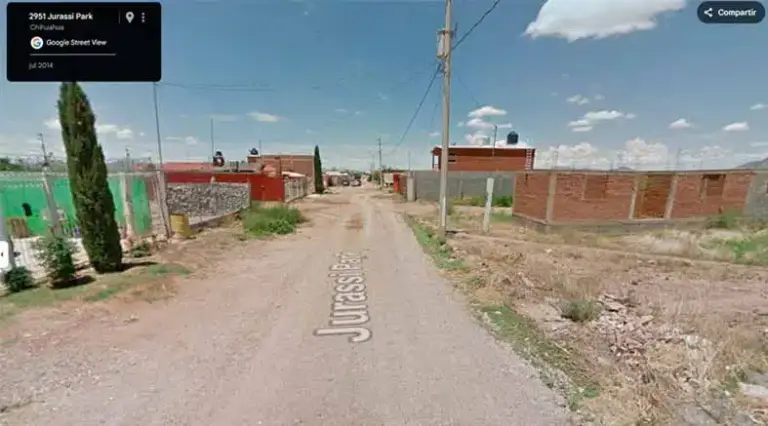 Calle Jurassic Park Chihuahua con dinosaurios gigantes que atrae turismo local y visitantes familiares en un entorno temático