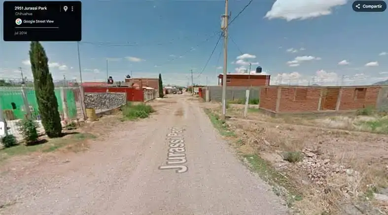 Calle Jurassic Park Chihuahua con dinosaurios gigantes que atrae turismo local y visitantes familiares en un entorno temático