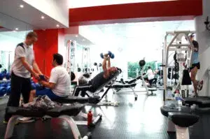 gimnasios en Chihuahua con entrenamiento moderno, clases fitness y espacios equipados