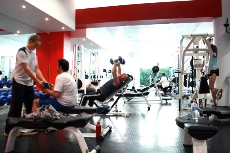 gimnasios en Chihuahua con entrenamiento moderno, clases fitness y espacios equipados