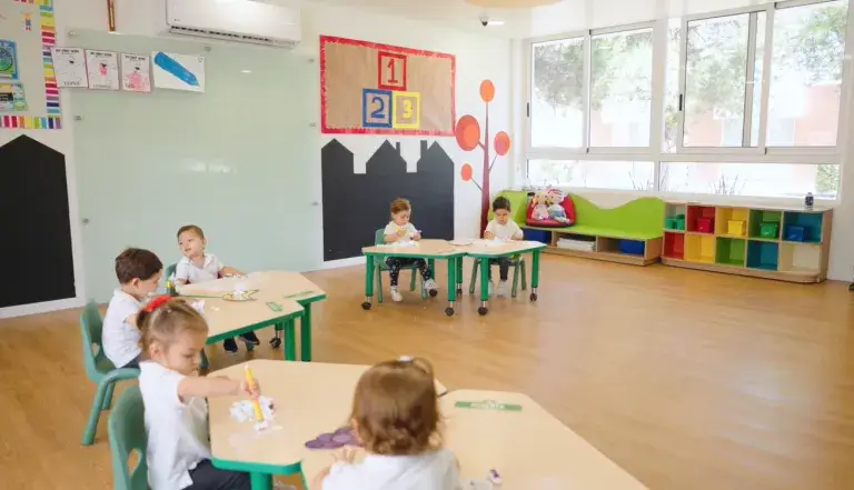 Niños aprendiendo en aulas modernas de los mejores kinder de Chihuahua con ambiente seguro, bilingüe y educativo