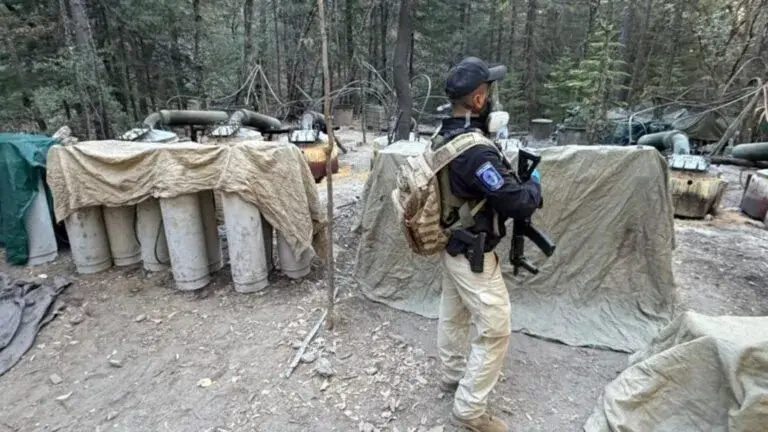 Carretera en Chihuahua donde ocurrió accidente tras operativo antidrogas con víctimas entre instructores de la Embajada de Estados Unidos.