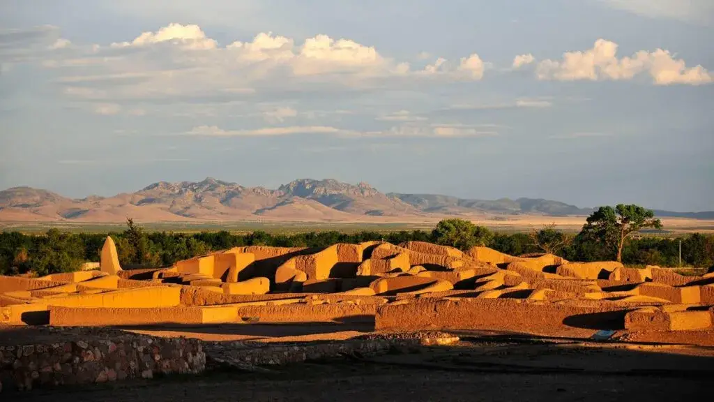 Estructuras de adobe en Paquimé, zona arqueológica en Chihuahua reconocida por su arquitectura y sistema hidráulico en el desierto.