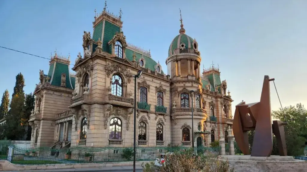 Fachada de Quinta Gameros en Chihuahua, edificio histórico con arquitectura art nouveau y actual centro cultural universitario.