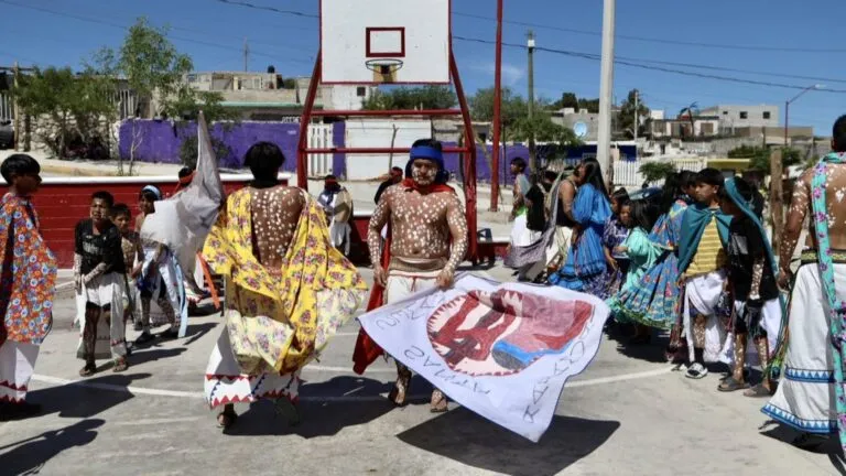 Integrantes rarámuris realizan la danza de los pintos en Ciudad Juárez durante Semana Santa, preservando su tradición cultural ancestral.