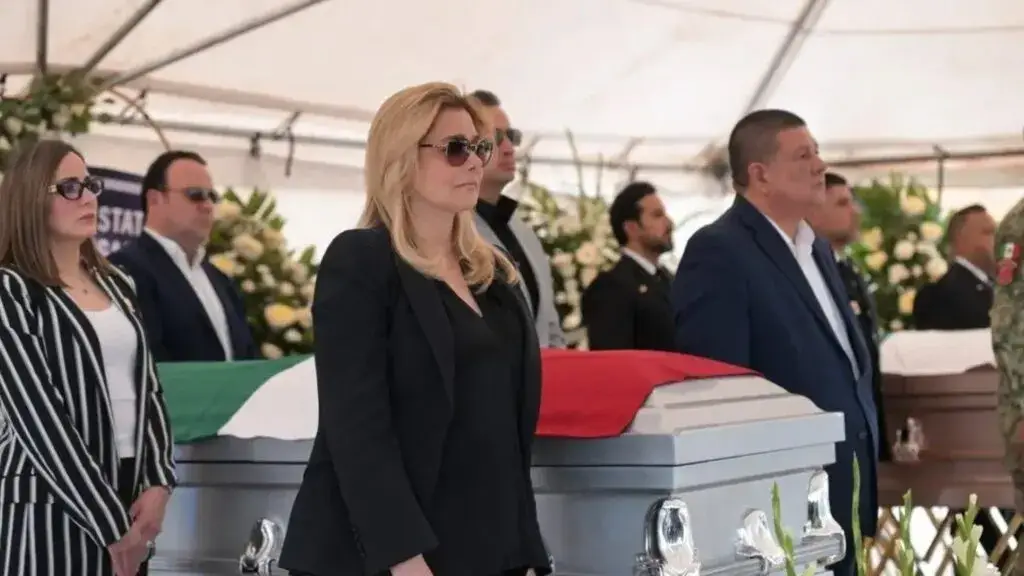 Ceremonia fúnebre en Chihuahua por agentes de la CIA fallecidos en accidente, con autoridades presentes durante el homenaje oficial.