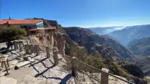 turismo en Barrancas del Cobre con vistas panorámicas y tren Chepe recorriendo la sierra