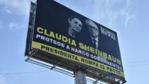 Vallas publicitarias con mensajes políticos colocadas en avenidas de Chihuahua durante jornada de tensión y protestas estatales.