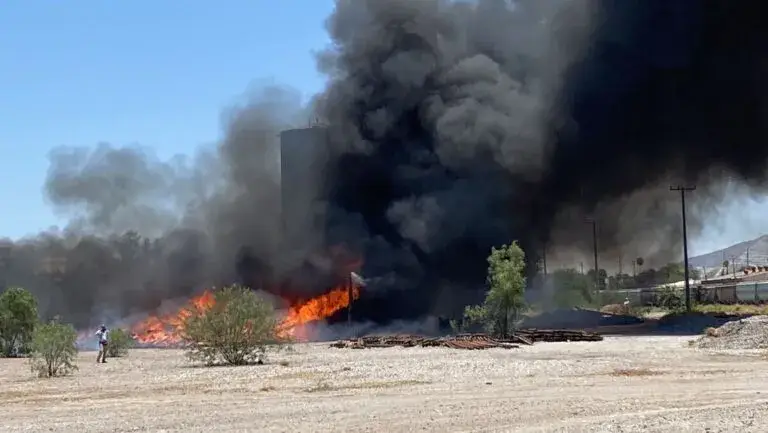 Incendio Ferromex Chihuahua con vagones de tren envueltos en llamas y movilización de bomberos