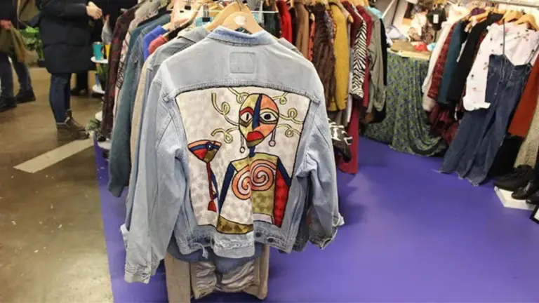 Jóvenes comprando ropa retro dentro de tiendas vintage en Chihuahua con estilo urbano moderno