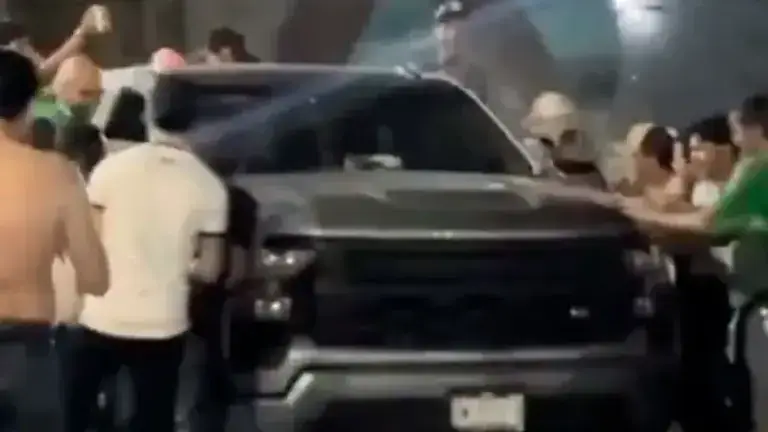 Conductor atropella a aficionados durante festejos del Mundial 2026