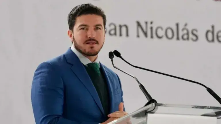 Samuel García enfrenta un procedimiento de juicio político en el Congreso de Nuevo León por presuntos desvíos de recursos.