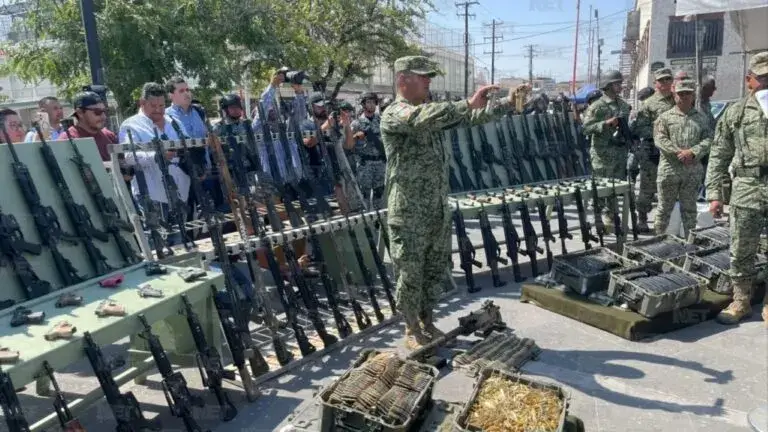 Autoridades militares destruyen armas decomisadas durante una ceremonia oficial realizada en Ciudad Juárez.