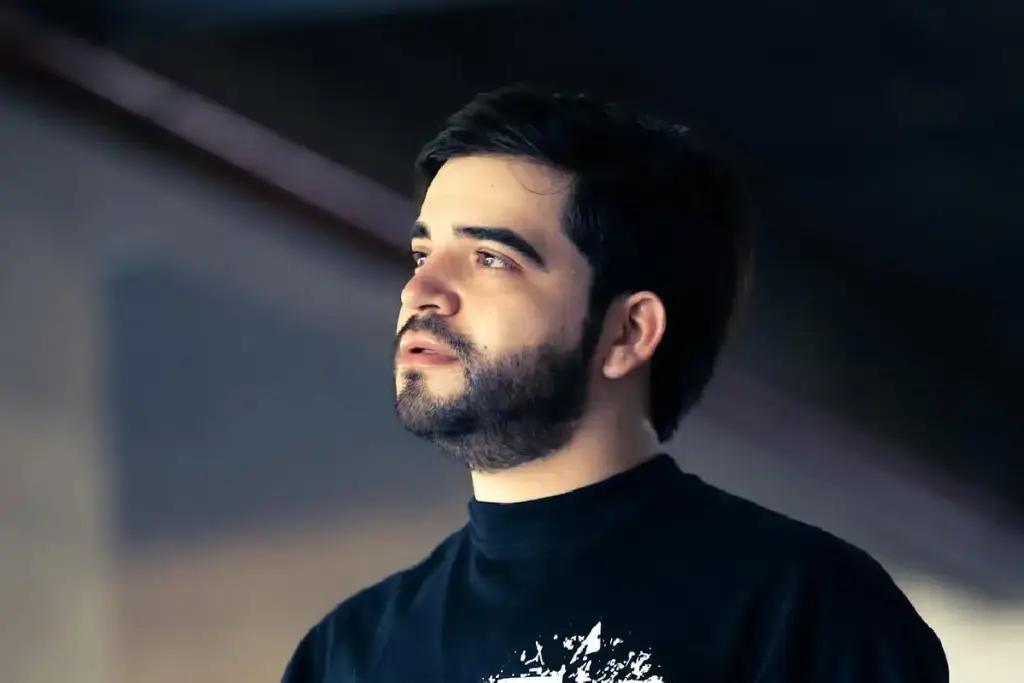 Estacionamiento acordonado por autoridades tras el asesinato de un influencer en Culiacán durante una transmisión en vivo.
