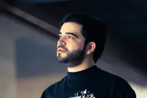 Estacionamiento acordonado por autoridades tras el asesinato de un influencer en Culiacán durante una transmisión en vivo.
